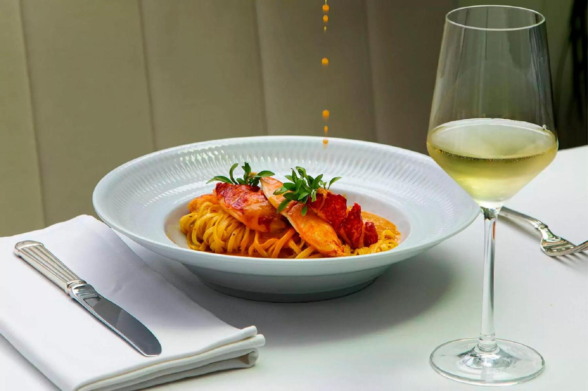 Grande Real Villa Italia Hotel & Spa Віавіа Zewnętrze zdjęcie A glass of white wine with a pasta dish